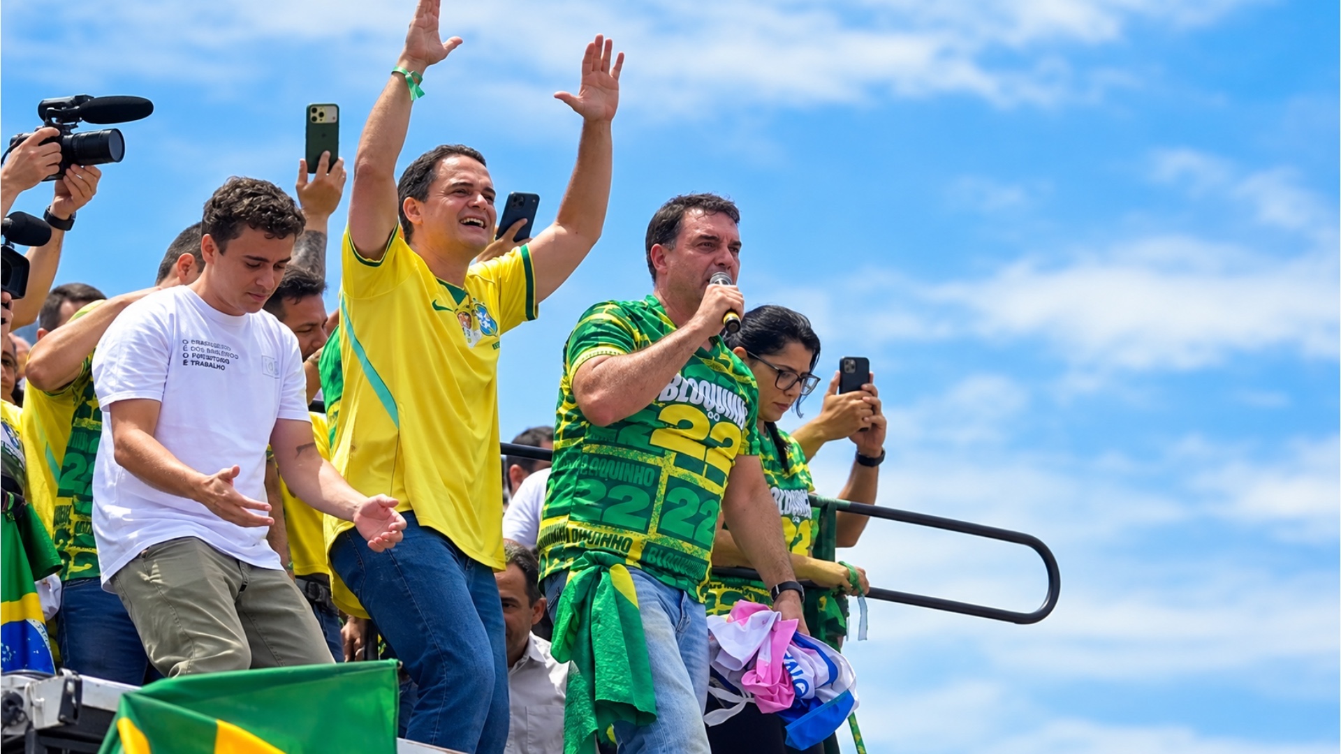 Multid&atilde;o de apoiadores de Fl&aacute;vio Bolsonaro na orla de Camburi durante o evento Bloquinho do 22.